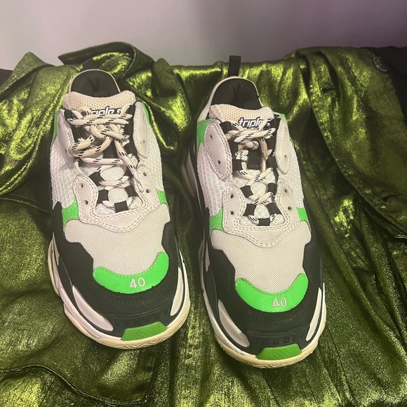 Balenciaga Low Top Chunky Sneakers
White
Colorblock Pattern - Picture 2 of 5